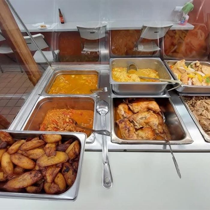 Bandejas de amarillos fritos, sopa con fideos, espaguetis, guiso rojo, pollo asado y pernil deshebrado