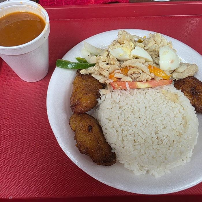 Bacalao desmenuzado con cebolla y tomate, arroz blanco y plátanos maduros fritos
